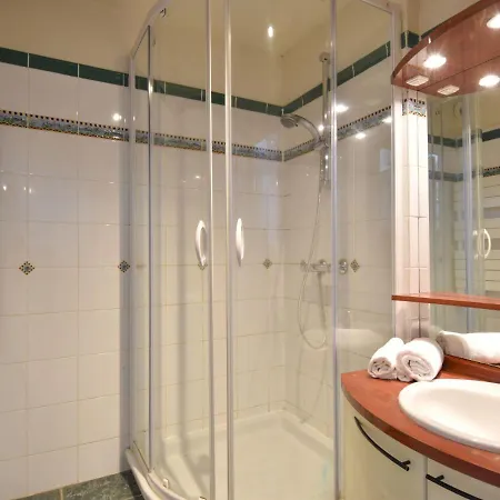 Les Marinas-1 *
